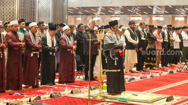 Duta Besar Palestina untuk Indonesia Zuhair Al-Shun (baju batik) bersama ribuan umat Muslim melaksanakan salat gaib di Masjid Istiqlal, Jakarta, Jumat (2/8/2024). [Suara.com/Alfian Winanto]