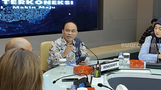 Menkominfo Budi Arie Setiadi saat konferensi pers di Kantor Kominfo, Kamis (1/8/2024). [Suara.com/Dicky Prastya]