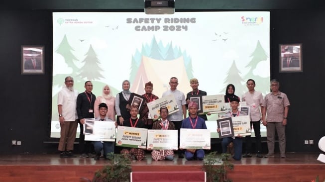 Ketua Yayasan Astra Honda Motor (Yayasan AHM) Ahmad Muhibbuddin berfoto bersama anak muda duta keselamatan berkendara dalam Safety Riding Camp 2024. (Dok. AHM)