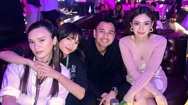 Potret Fuji dan Raffi Ahmad ketika berada di satu acara yang sama (Instagram/fuji_an)