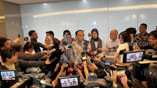 Menkominfo Budi Arie Setiadi saat konferensi pers di Kantor Kominfo, Kamis (1/8/2024). [Suara.com/Dicky Prastya]