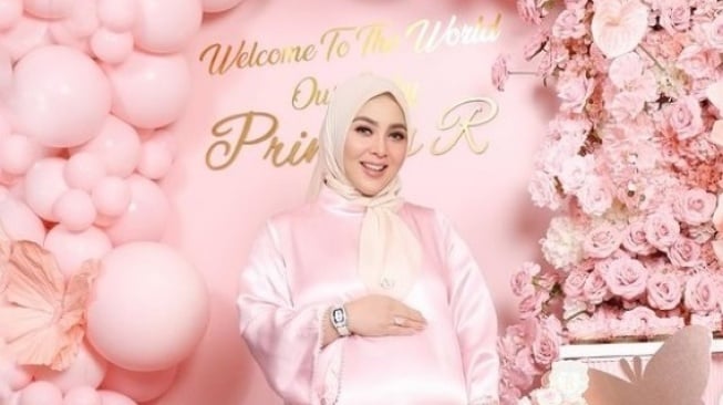 Tak Hanya Syahrini, 5 Artis Ini Juga Melahirkan di Usia 40 Tahun Lebih