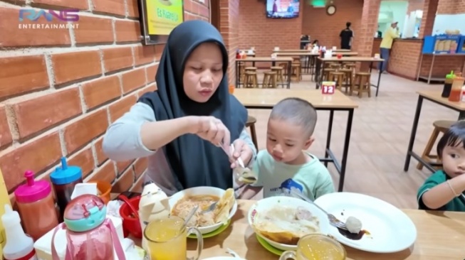 Sus Rini nyicip bakso Rayyanza. (YouTube/Rans Entertainment)