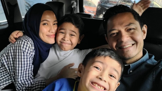 Potret Alyssa Soebandono dan Dude Harlino bersama anak-anak (Instagram/dude2harlino)