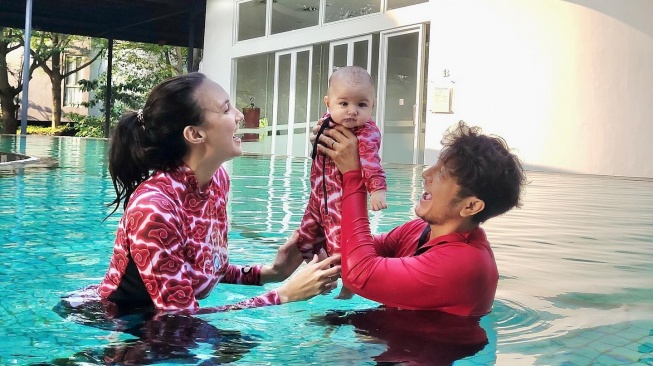 Nadine Chandrawinata, Dimas Anggara dan Djiwa pakai baju renang merah putih. [Instagram/@nadinelist]