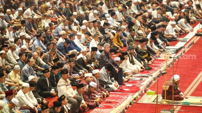 Duta Besar Palestina untuk Indonesia Zuhair Al-Shun (baju batik) bersama ribuan umat Muslim melaksanakan salat gaib di Masjid Istiqlal, Jakarta, Jumat (2/8/2024). [Suara.com/Alfian Winanto]