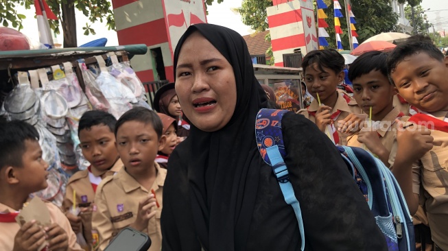 Jajanan permen semprot diduga menjadi pemicu empat orang murid SD Negeri 39 Kecamatan Ilir Timur I, Palembang, Sumatera Selatan, keracunan. Kabar tersebut membuat geger kalangan orang tua siswa. [Suara.com/Mae Harsa]