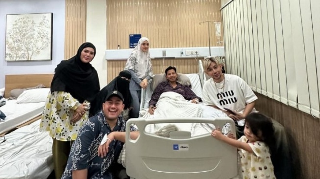 Besuk Sonny Septian bareng Teman Artis, Begini Pesan Umi Pipik untuk Fairuz A Rafiq