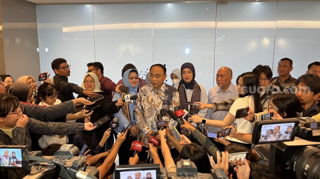 Menkominfo Budi Arie Setiadi saat konferensi pers di Kantor Kominfo, Kamis (1/8/2024). [Suara.com/Dicky Prastya]