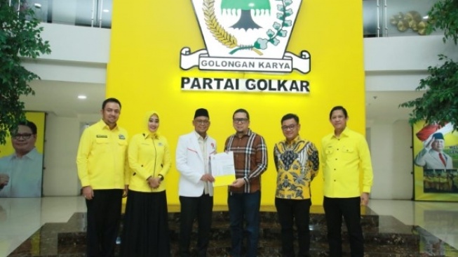 DPP Partai Golkar Berikan SK Penetapan Pasangan Imam-Ririn Untuk Pilkada Depok