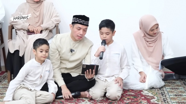 Potret acara akikah anak ketiga Alyssa Soebandono dan Dude Harlino (YouTube/The Harlinos Story)