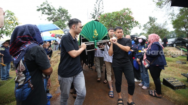 Proses pemakaman Ade Anwar OM PSP di TPU Tanah Kusir, Jakarta Selatan pada Jumat (2/8/2024). [Rena Pangesti/Suara.com]