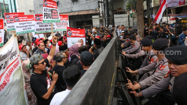 Pengunjuk rasa yang tergabung dalam Aliansi Santri Gus Dur Menggugat, Aliansi Santri Gus Dur Menggugat aksi di depan Gedung Pengurus Besar Nahdlatul Ulama (PBNU), Jakarta, Jumat (2/8/2024). [Suara.com//Alfian Winanto]