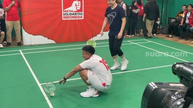 Ketua Umum PSI Kaesang Pangarep bermain Badminton bersama di lapangan Flypower Indonesia, Kebayoran Lama, Jakarta Selatan, Jumat (2/8/2024). (Suara.com/Bagaskara)