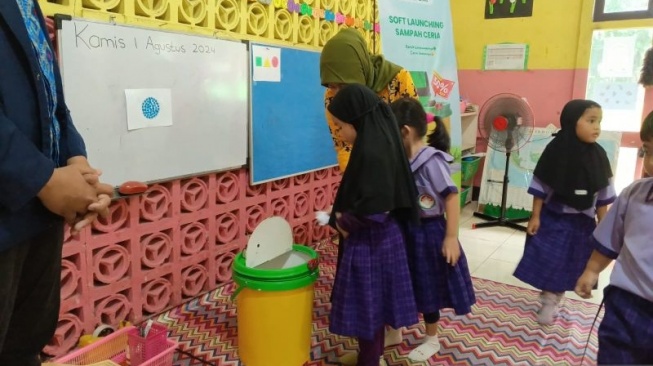 Mahasiswa Untan Ciptakan Tong Sampah Pintar untuk Anak PAUD