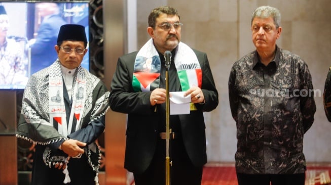 Duta Besar Iran Mohammad Boroujerdi (tengah) bersama Duta Besar Palestina Zuhair Al-Shun (kanan) dan Imam Besar Masjid Istiqlal Nasaruddin Umar (kiri) menggelar konferensi usai melaksanakan salat gaib di Masjid Istiqlal, Jakarta, Jumat (2/8/2024). [Suara.com/Alfian Winanto]