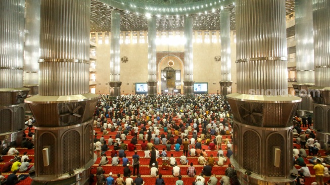 Umat Muslim melaksanakan salat gaib di Masjid Istiqlal, Jakarta, Jumat (2/8/2024). [Suara.com/Alfian Winanto]