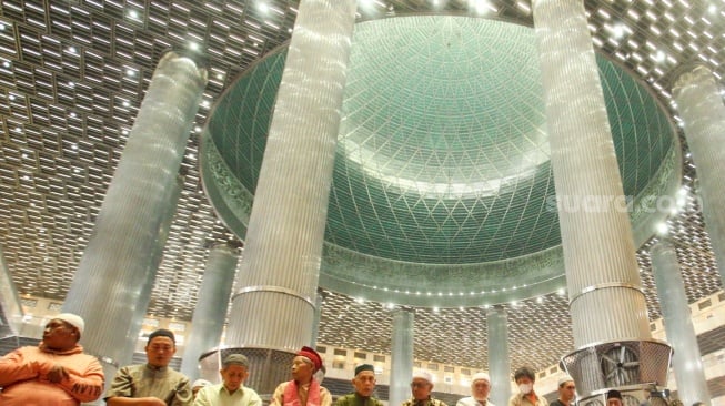 Umat Muslim melaksanakan salat gaib di Masjid Istiqlal, Jakarta, Jumat (2/8/2024). [Suara.com/Alfian Winanto]