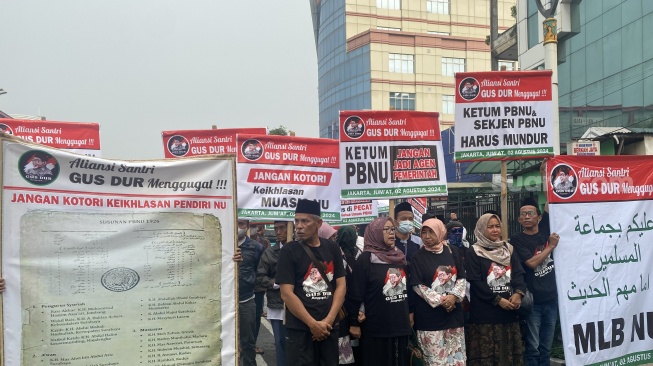 Aliansi Santri Gus Dur Geruduk Gedung PBNU, Desak Gus Yahya dan Gus Ipul Mundur