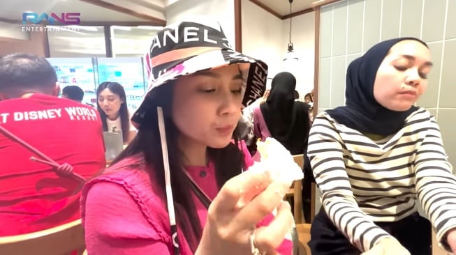 Potret Nagita Slavina saat berkeliling di pusat kuliner Thailand (YouTube/Rans Entertainment)