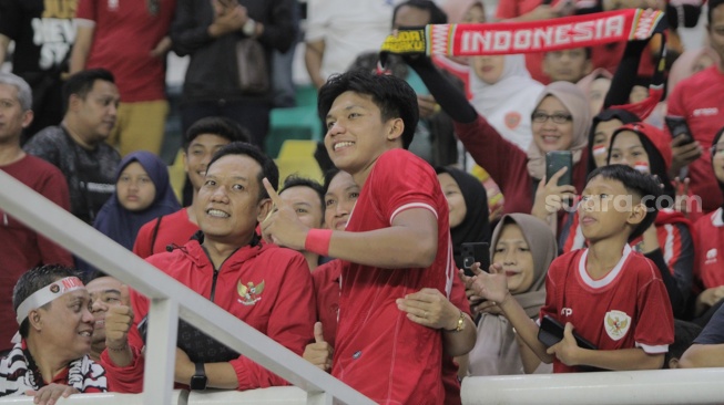 Bek Timnas Indonesia U-19, Kadek Arel Priyatna berfoto dengan keluarganya usai juara Piala AFF U-19 2023 di Stadion Gelora Bung Tomo, Surabaya, Senin (29/7/2024). [Suara.com/Ronald Seger Prabowo]