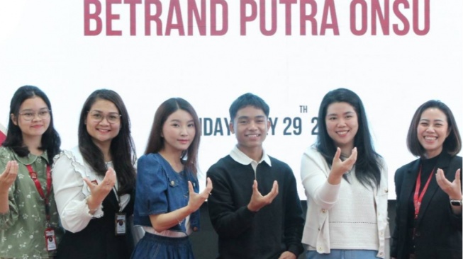 Betrand Peto diterima jadi mahasiswa di UNIJI (https://www.uniji.ac.id/)