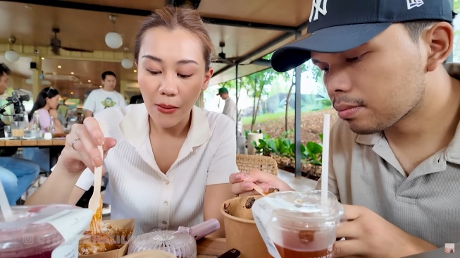 Potret Aaliyah Massaid dan Thariq Halilintar saat sedang makan bersama (YouTube/Thariq Halilintar)