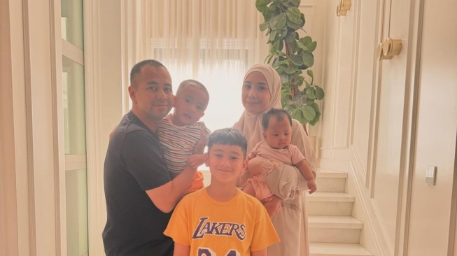 Potret Raffi Ahmad, Nagita Slavina, Rafathar, Rayyanza, dan Baby Lily (Instagram/raffinagita1717)