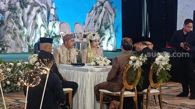 Ade Govinda dan Indi Arisa saat ijab kabul di Gedung BRIPens, Gatot Subroto, Jakarta Selatan, Sabtu (3/8/2024) [Suara.com/Rena Pangesti]