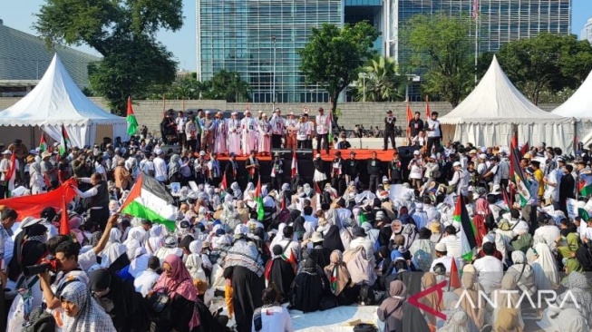 Aksi Bela Palestina di Depan Kedubes AS, Massa Bentangkan Bendera Raksasa