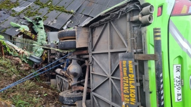 Bus Masuk Jurang Timpa Rumah Warga di Puncak Bogor, 9 Penumpang Luka di Bagian Kepala