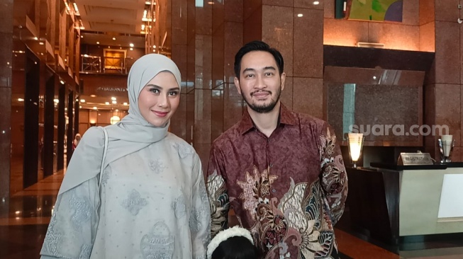 Syahnaz Sadiqah dan Jeje Govinda saat menghadiri pernikahan Ade Govinda dan Indi Arisa di Gedung BRIPens, Gatot Subroto, Jakarta Selatan pada Sabtu (3/8/2024)