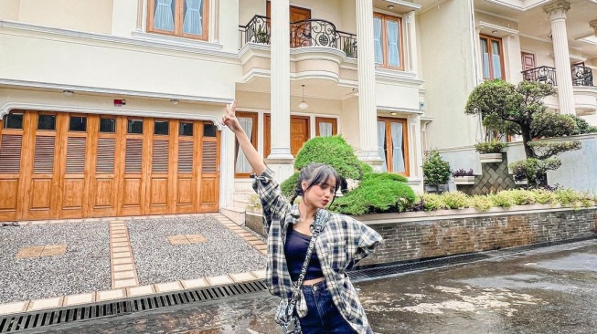 Potret Fujianti Utami Putri alias Fuji di depan rumah barunya (Instagram/fuji_an)