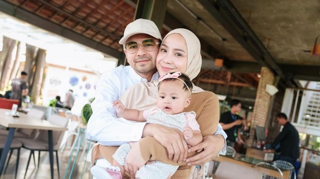 Potret Raffi Ahmad, Nagita Slavina, dan Baby Lily (Instagram/raffinagita1717)