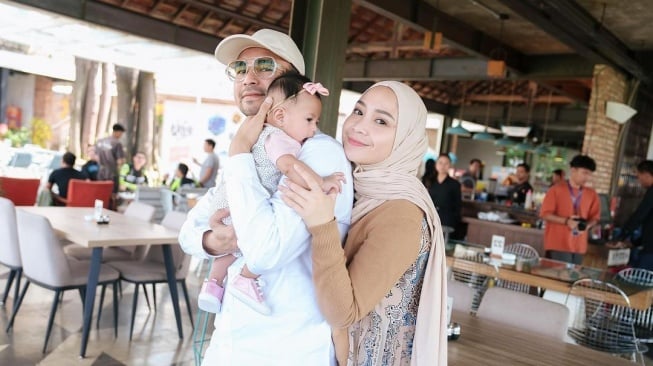 Potret Raffi Ahmad, Nagita Slavina, dan Baby Lily (Instagram/raffinagita1717)