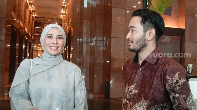 Syahnaz Sadiqah dan Jeje Govinda saat menghadiri pernikahan Ade Govinda dan Indi Arisa di Gedung BRIPens, Gatot Subroto, Jakarta Selatan pada Sabtu (3/8/2024)