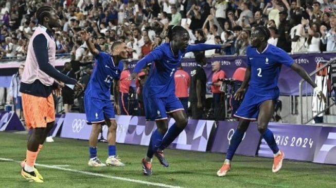 Dalam pertandingan perempat final Olimpiade Paris 2024 yang berlangsung sengit di Nouveau Stade de Bordeaux, Timnas Prancis U-23 berhasil mengamankan tiket ke babak semifinal setelah mengalahkan rival beratnya, Argentina U-23, dengan skor tipis 1-0. (AFP)