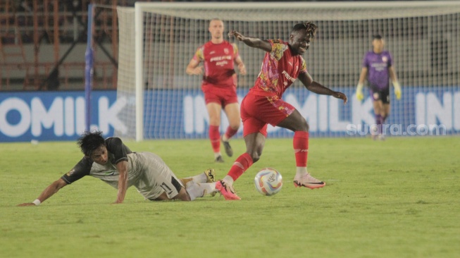 Gelandang Persis Solo, Moussa Sidibe memenangkan duel dengan bek Persija Jakarta, Firza Andika dalam laga perebutan tempat ketiga Piala Presiden 2024 di Stadion Manahan, Solo, Sabtu (3/8/2024). [Suara.com/Ronald Seger Prabowo]