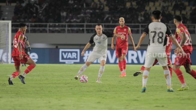 Aksi gelandang Persija Jakarta, Maciej Gajos melawan Persis Solo dalam laga perebutan tempat ketiga Piala Presiden 2024 di Stadion Manahan, Solo, Sabtu (3/8/2024). [Suara.com/Ronald Seger Prabowo]