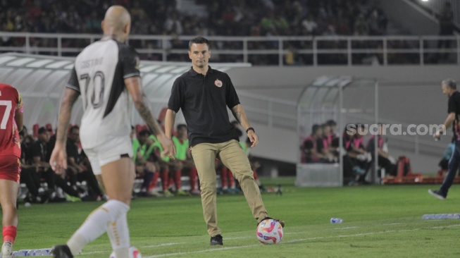 Pelatih Persija Jakarta, Carlos Pena dalam laga melawan Persis Solo di Stadion Manahan, Sabtu (3/8/2024) malam. [Suara.com/Ronald Seger Prabowo]