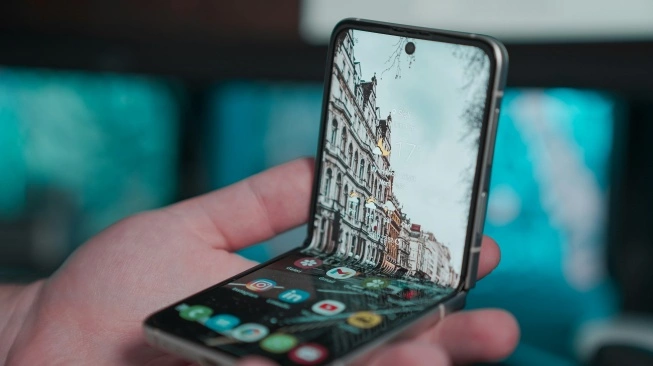 iPhone Lipat Segera Meluncur 2026, Desain Mirip Galaxy Flip