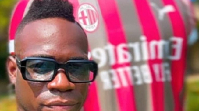 Balotelli dikabarkan tengah berada di pusat latihan AC Milan. Kehadiran Balotelli di Milanello juga diunggahnya pada Instastroy laman Instagram miliknya. [Tangkap layar Instagram]