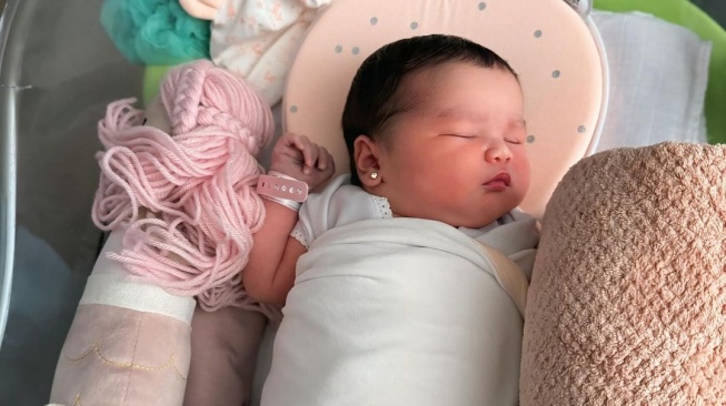 Potret Baby Zeya Anak Tengku Dewi Putri. (Instagram/tengkudewiputri_tdp)