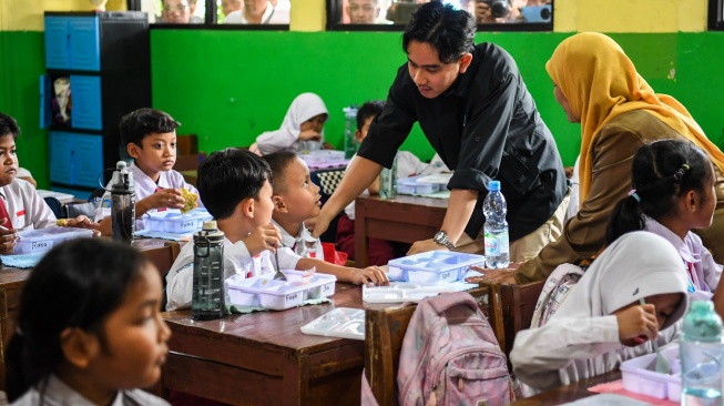 Wakil Presiden terpilih Gibran Rakabuming Raka berbincang dengan siswa saat meninjau uji coba pelaksanaan program makan bergizi gratis di SDN 4 Tangerang, Kota Tangerang, Banten, Senin (5/8/2024). [ANTARA FOTO/Galih Pradipta/foc]