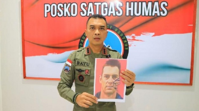 Kepala Humas Satgas Damai Cartenz 2024, Kombes Bayu Suseno menampilkan foto korban pembunuhan oleh KKB di Distrik Alama, Papua Tengah. Korban adalah seorang pilot asal Selandia Baru. Dok: Satgas Damai Cartenz