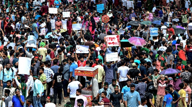 Para pengunjuk rasa memblokir persimpangan Shahbagh selama unjuk rasa di Dhaka, Bangladesh, Minggu (4/8/2024). [Munir UZ ZAMAN / AFP]