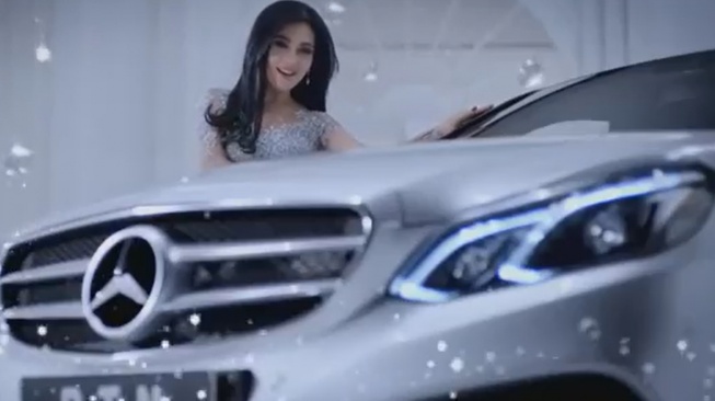 Syahrini mengelus-elus mobil Mercy jadi sorotan (Youtube)