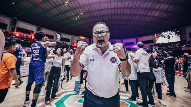 Ekspresi pelatih Pelita Jaya Johannis Winar usai membawa timnya menjuarai Indonesia Basketball League (IBL) 2024, Minggu (3/8/2024). [Dok. IBL/Istimewa]