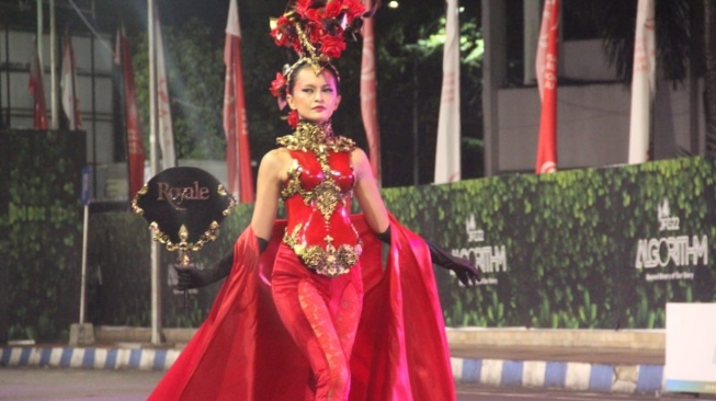 Kreasi Kostum karya desainer lokal Ivan Fhanany di Jember Fashion Carnaval 2024. (Dok. SoKlin)