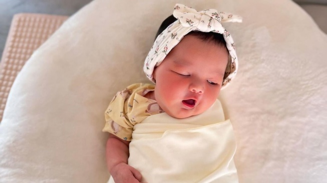 Potret Baby Zeya Anak Tengku Dewi Putri. (Instagram/tengkudewiputri_tdp)